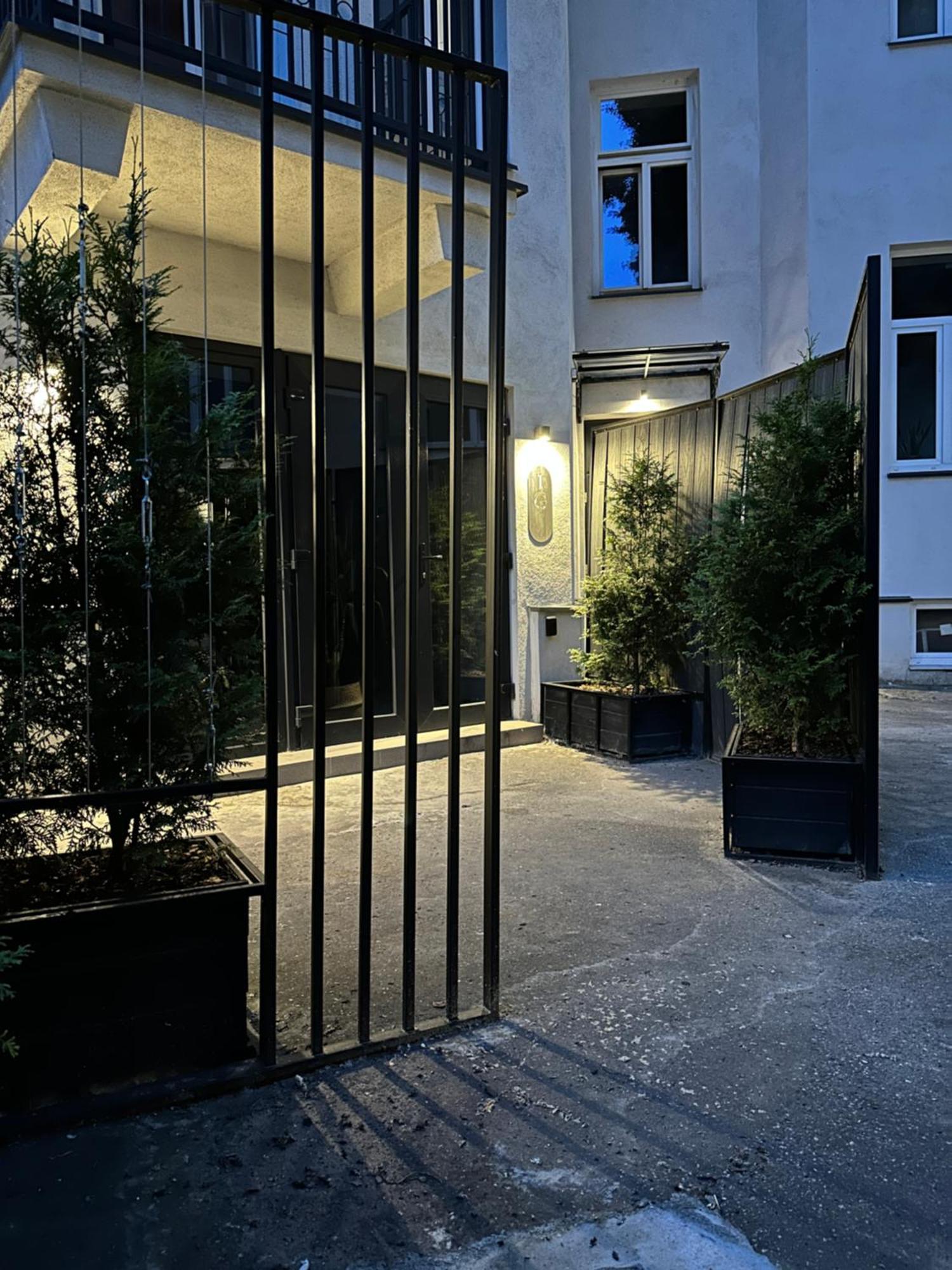 City Garage Apartment - Lwowska 9 Варшава Екстериор снимка